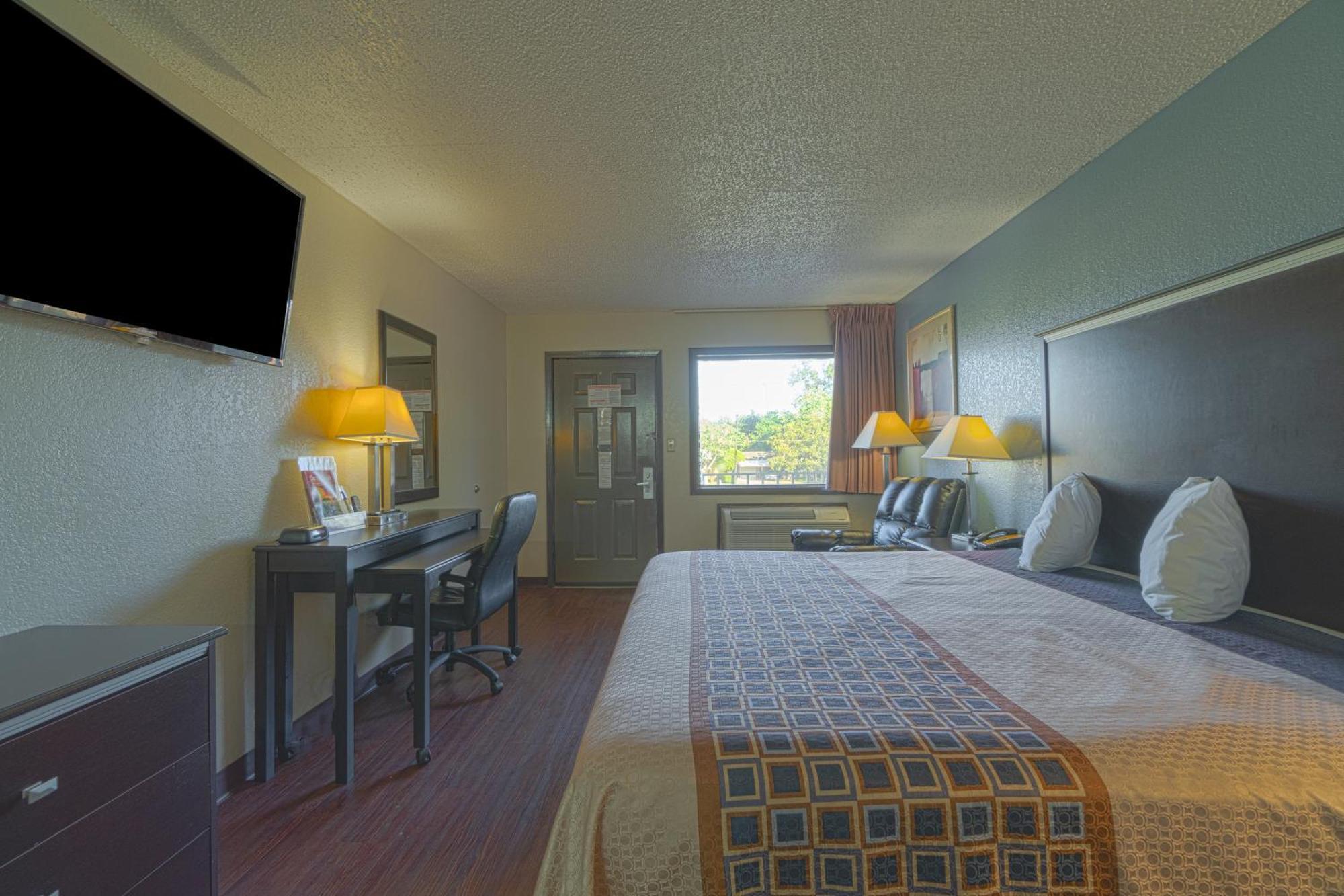 Regency Inn & Suites By Oyo Bay City Tx Exterior foto