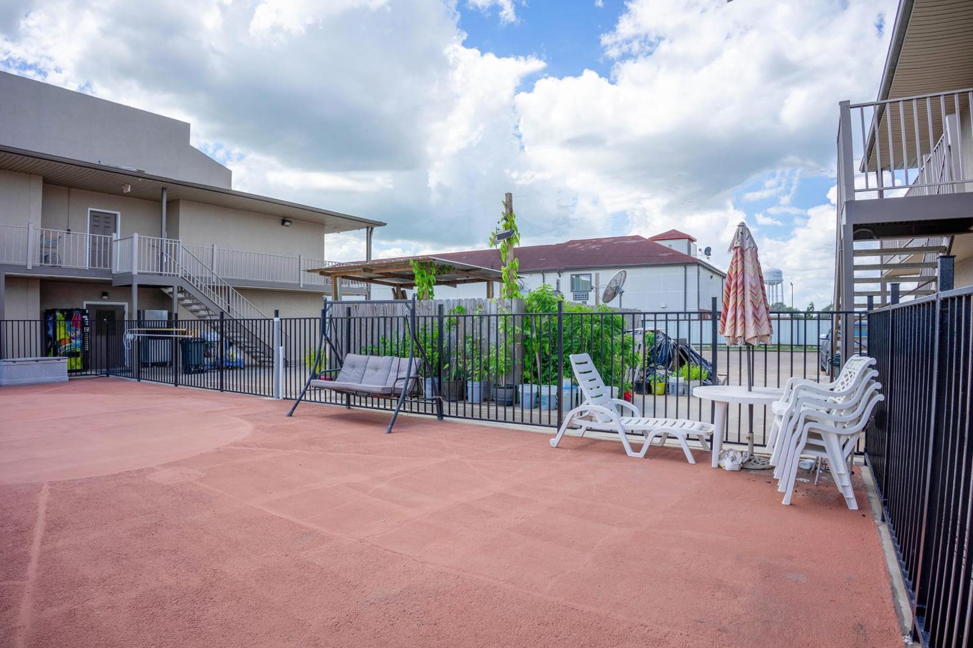 Regency Inn & Suites By Oyo Bay City Tx Exterior foto