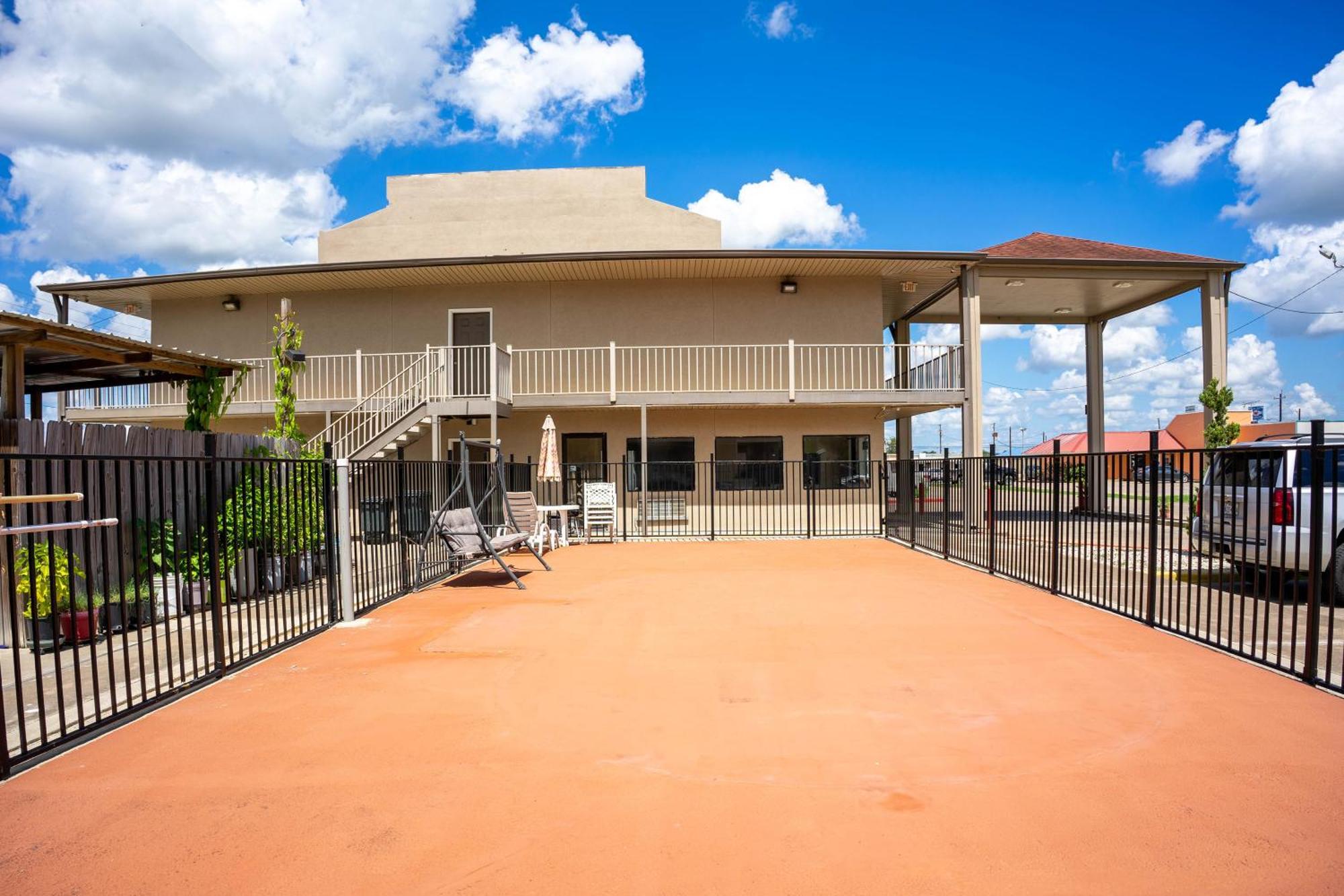 Regency Inn & Suites By Oyo Bay City Tx Exterior foto
