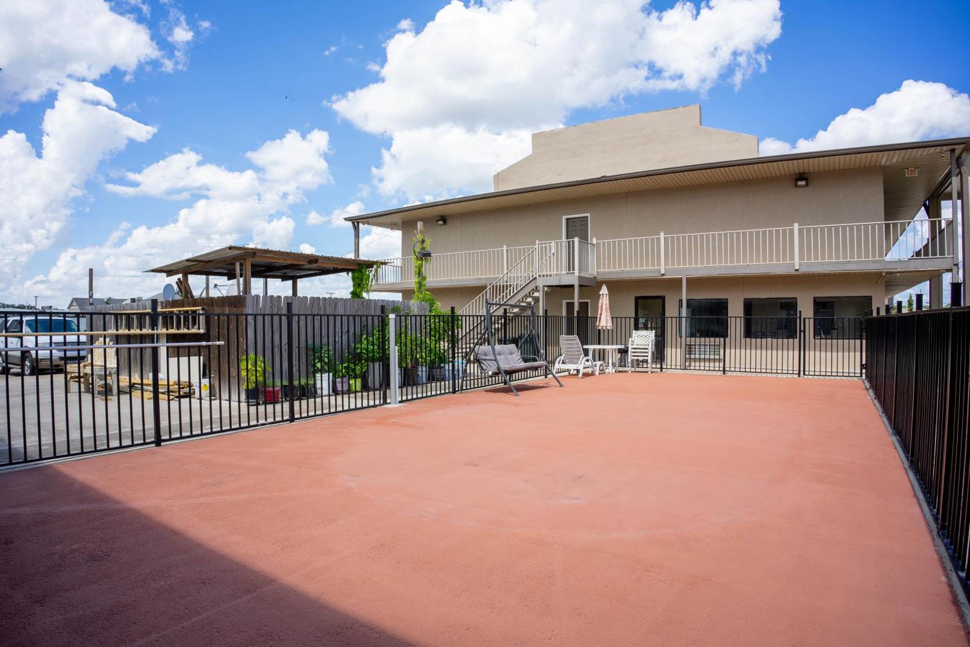 Regency Inn & Suites By Oyo Bay City Tx Exterior foto