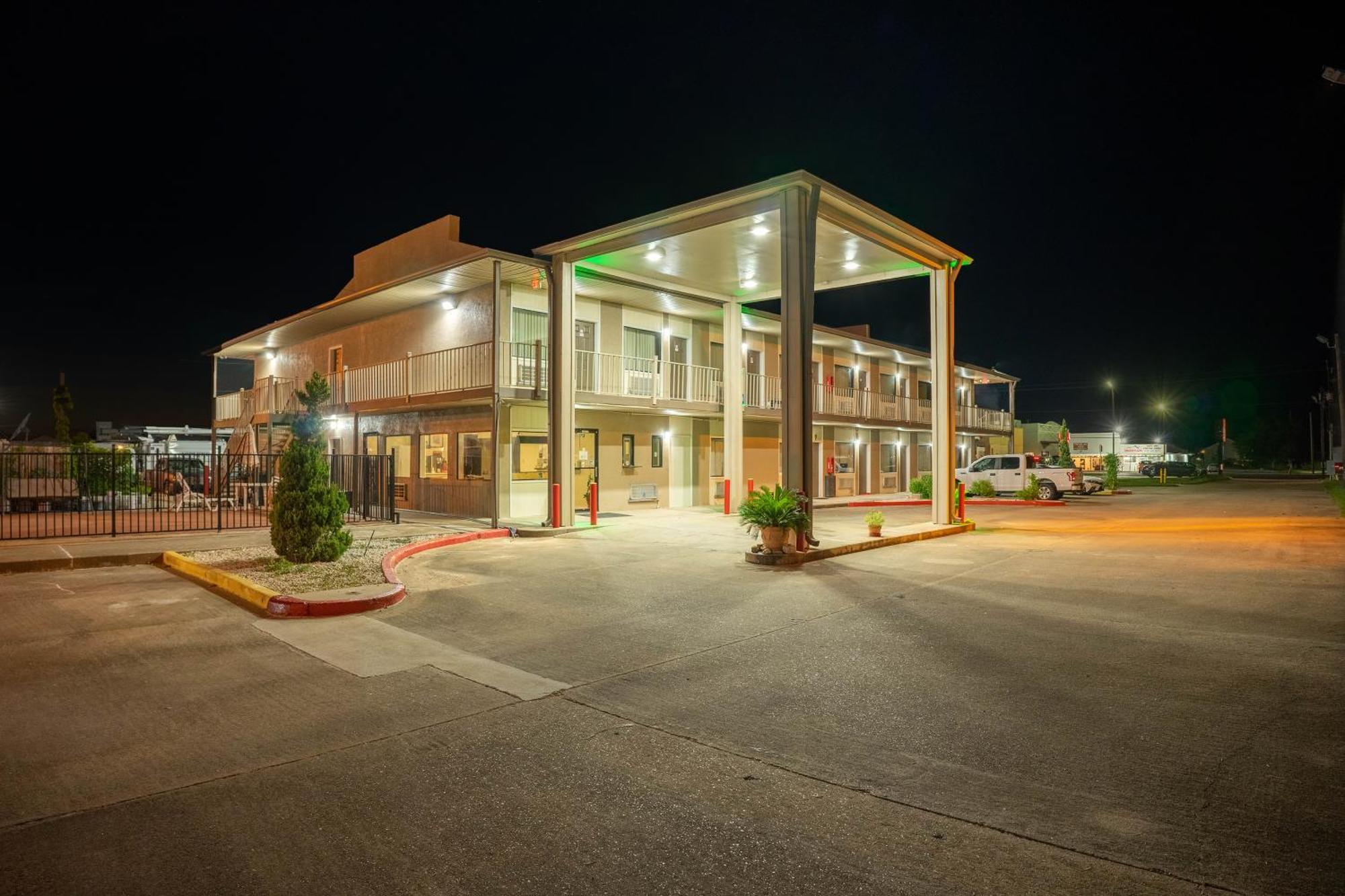 Regency Inn & Suites By Oyo Bay City Tx Exterior foto