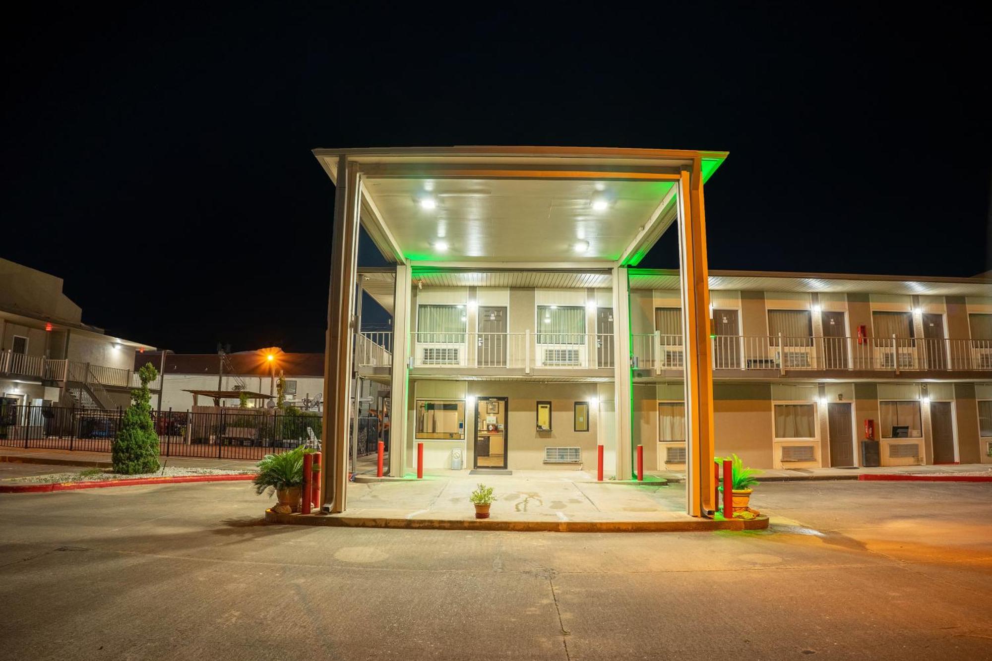 Regency Inn & Suites By Oyo Bay City Tx Exterior foto