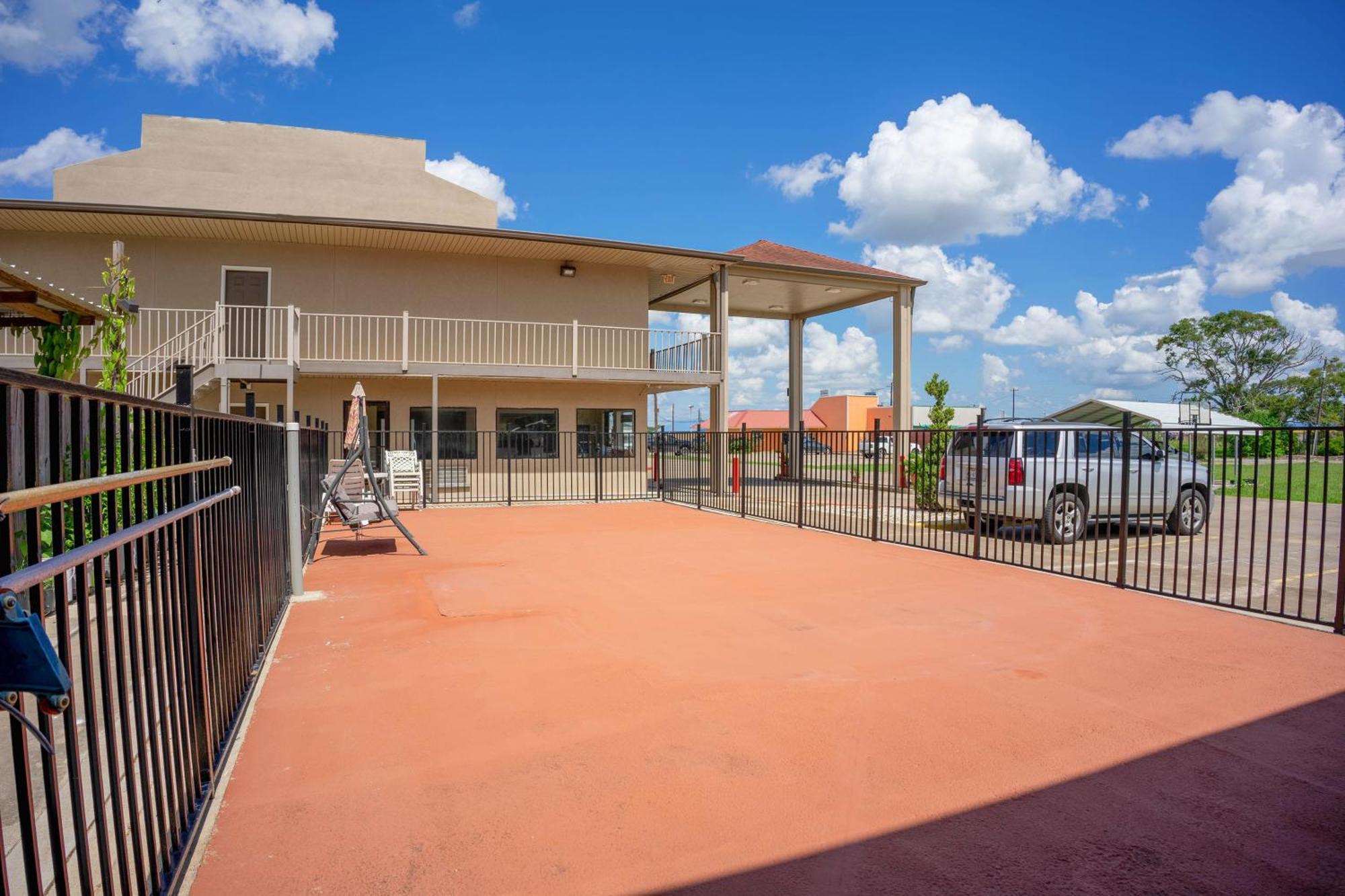 Regency Inn & Suites By Oyo Bay City Tx Exterior foto