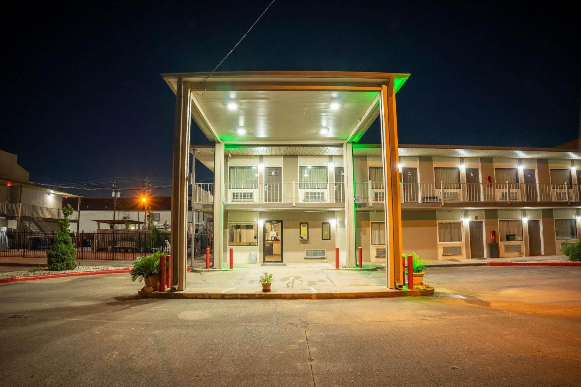 Regency Inn & Suites By Oyo Bay City Tx Exterior foto